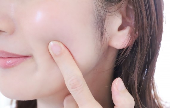 ツヤ肌女性