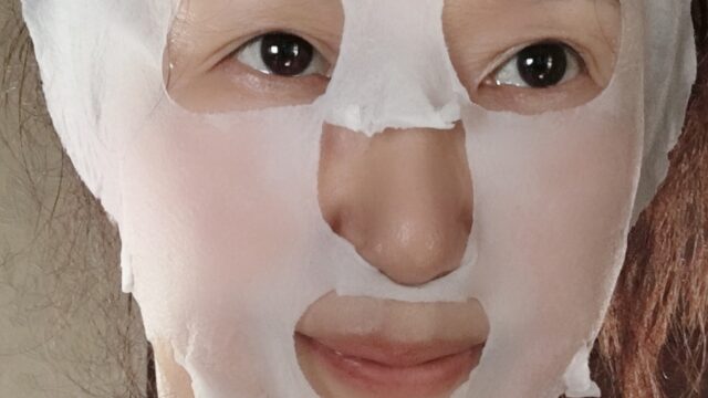 顔シートでひやす