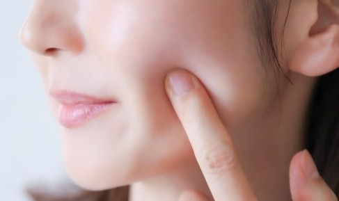 みずみずしい肌女